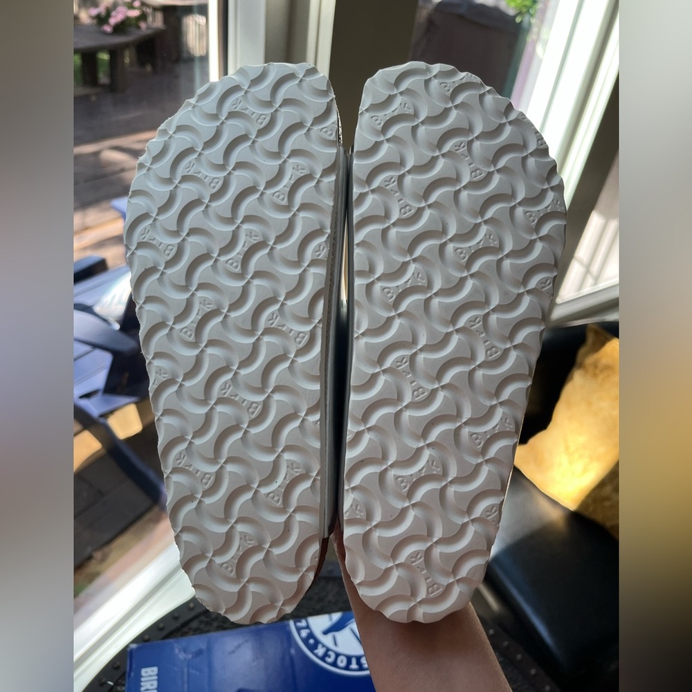 BIRKENSTOCK ARIZONA SOFT FOOTBED SANDALS IN METALLIC SILVER 37 6 - Picture 13 of 13
